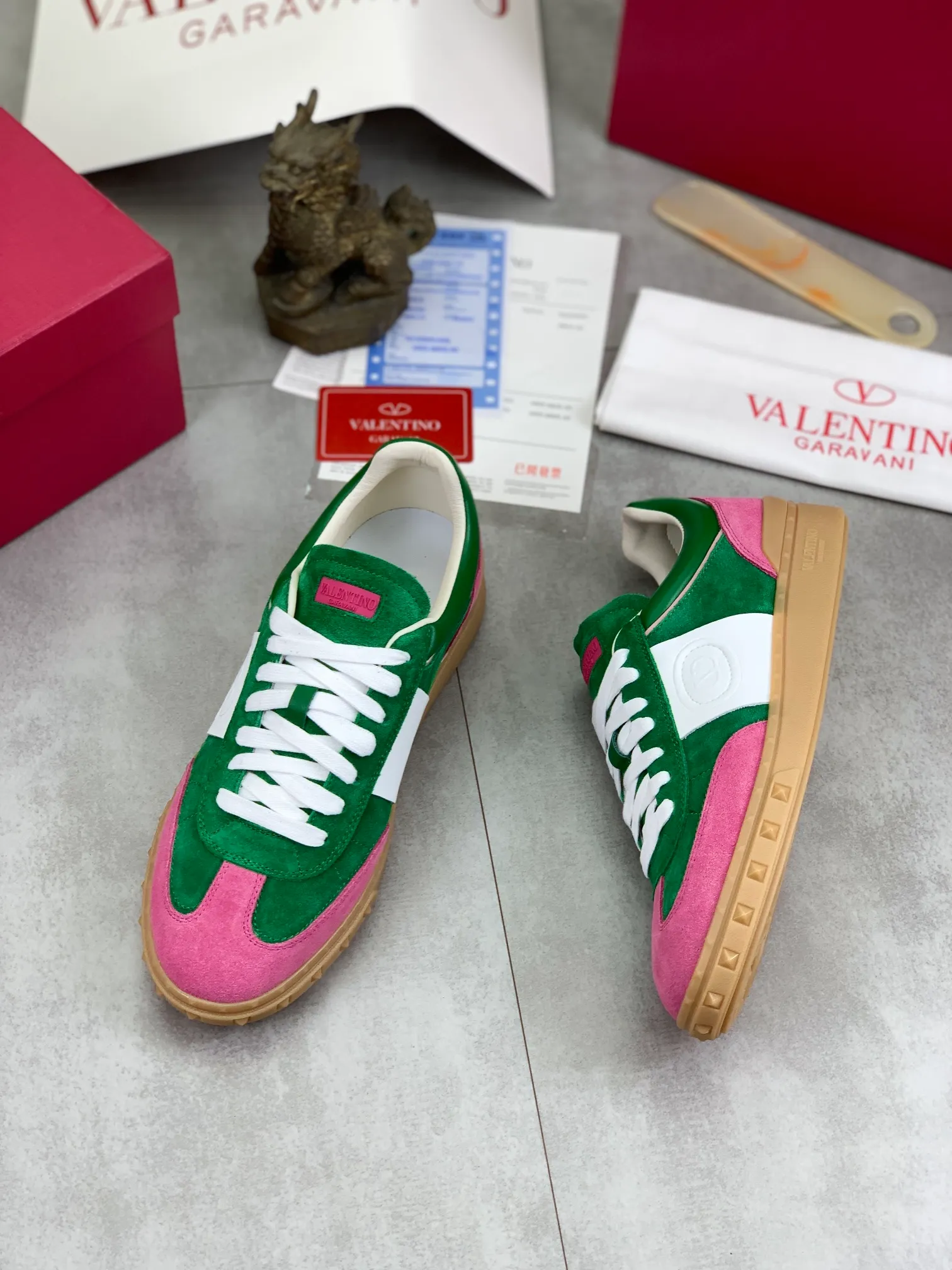 Men's Men's Shoes P520 New Couple Style Valentino Valentino 2025/UPVILLAGE Couple Casual Sports Shoes Moral Training Shoes 🆚Professional high-end, perfect replica, first-class quality, all made of original 1:1 materials, exclusive mold opening! 🎁Full set of high-end packaging at the counter ✔️Fabric: high mercerized cowhide ✔️Outsole: TPU material outsole ✔️Size: female 35-40 male 39-45 (female 41 male 38.46) 🆚All details are customized at 1:1 mold, striving for perfection!